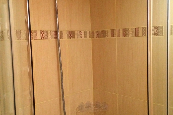 34 Bathroom.jpg